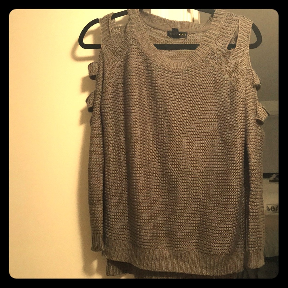 Like new olive green size M Aqua cutout sleeve top